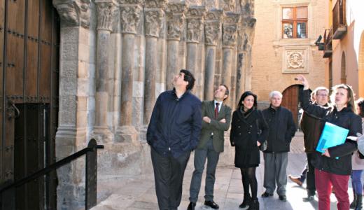El consejero Sánchez de Muniáin, el alcalde de Tudela, Luis Casado, y otras autoridades contemplan la Puerta del Juicio