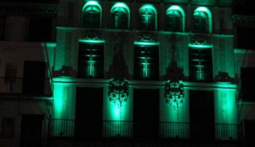 iluminación verde casa reloj