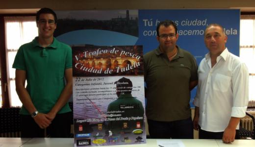 Javier Gutiérrez y Rafael Jiménez del Club de Pescadores Deportivos Las Labradas y el Concejal de Deportes, Jesús Alava