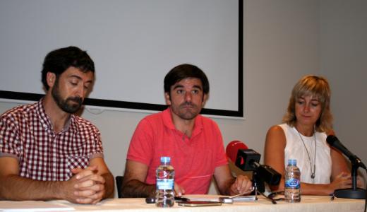 Álvaro Baráibar, Eneko Larrarte y Ana Ollo, durante la presentación del acto institucional del Día Internacional de la Paz