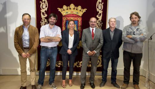 De izquierda a derecha, José Angel Andrés, Eneko Larrarte, los dos presidentes, Javier Gómez Vidal y Daniel López Córdoba.