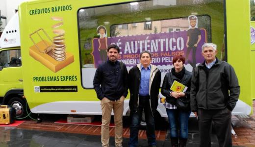 El Alcalde  Eneko Larrarte y el director del Servicio de Consumo y Arbitraje ,Cesar López posan junto con trabajadores de la Sociedad fiterana de consumo con el camión de las campañas.