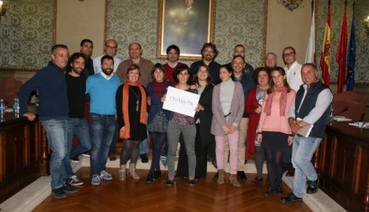 Fotografía de la corporación con el cartel de apoyo a la convocatoria que se incluye como una acción en la campaña de apoyo y divulgación de la misma