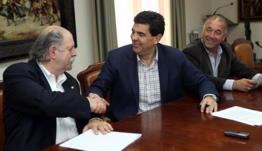 Francisco Javier Díez (ARASA) y el Alcalde Luis Casado tras la firma del Convenio y bajo la mirada del Concejal de Deportes Jesús Álava (Foto: Cedida)