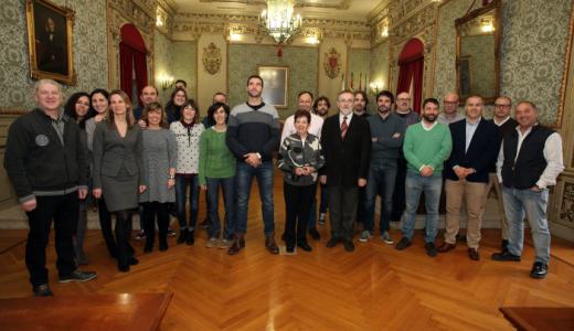 Imanol Sanjuán, Maribel García y Alejandro Sánchez con la corporación municipal