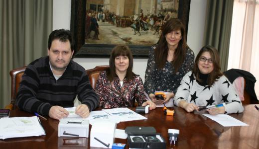 Javier García (Colectivo Helianto),Lourdes López(jefa estudios), Lucía Coloma (directora) y Olga Risueño (concejala de medio ambiente).