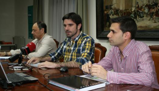 José Ángel Andrés (PSN), Eneko Larrarte y el Concejal Delegado de Participación ciudadana Rubén Dominguez (Tudela puede)en la presentación de las mesas participativas.