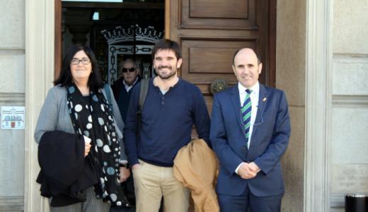 La directora general Irigoien, el alcalde Larrarte y el vicepresidente Ayerdi. (Foto: Ayuntamiento Tudela).