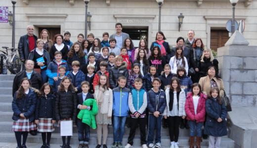 Los niños asistentes al acto posan con las autoridades