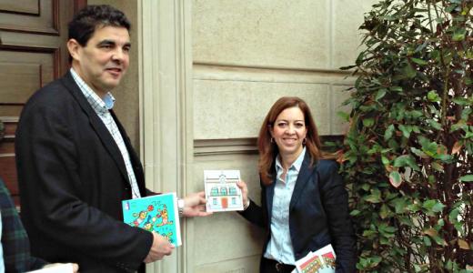 Luis Casado y Amaya Ariz simulando la colocación del pictograma Ayuntamiento.