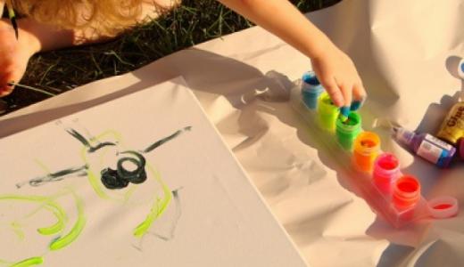 niño pintando