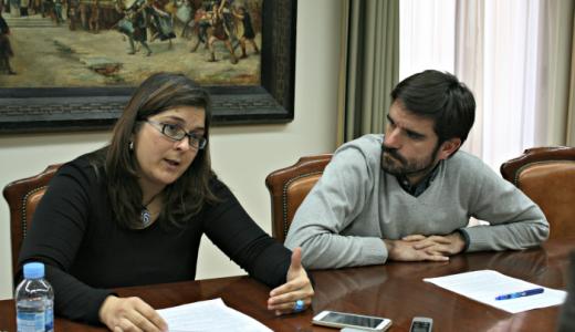 Olga Risueño (Concejala de Servicios contratados) junto al alcalde Eneko Larrarte