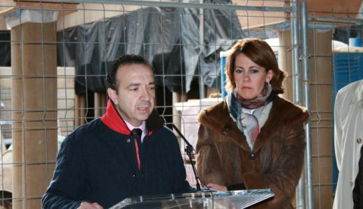 Raúl Marqueta (Director territorial de "la Caixa" en Navarra, Aragón y La Rioja)y Yolanda Barcina (Presidenta del Gobierno de Navarra) en el acto de presentación.