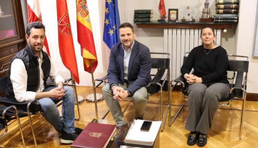 Reunión del ayuntamiento con el gerente de la Red de Juderías