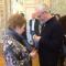 Manolo Campillo entrega la insignia a Rosario Pamplona